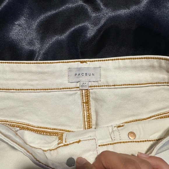 PacSun
Whit skirt
Yellow gold color stitching
Denim
Size 27 - Picture 2 of 2